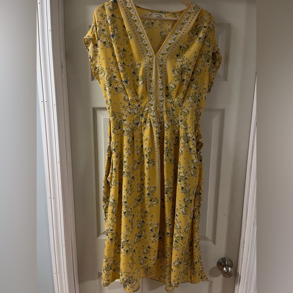 Women’s yellow flower dress Size M